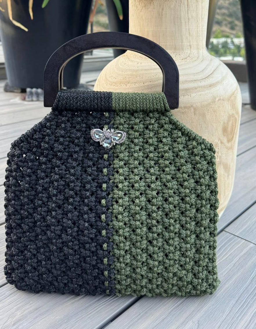 Cartera Oliva Noir de Lukkbags tejida a mano en macramé bicolor verde oliva y negro con asa rígida de madera y broche joya plateado