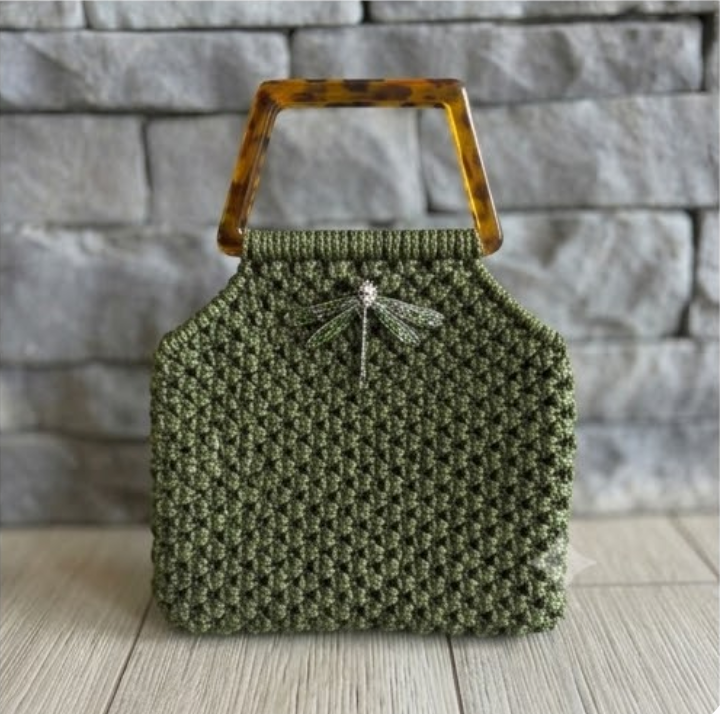 Cartera Zaya Lukkbags tejida a mano en macramé verde oliva con asa cuadrada efecto carey y broche libélula plateado